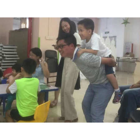 公司組織關(guān)愛留守兒童公益活動(dòng)照片