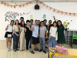 公司組織關(guān)愛留守兒童公益活動(dòng)照片