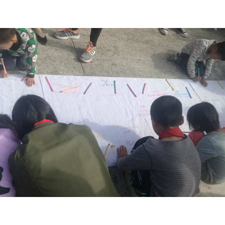 公司組織關(guān)愛留守兒童公益活動(dòng)照片