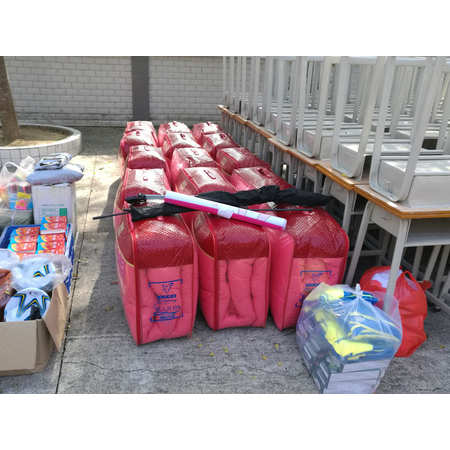 公司組織關(guān)愛留守兒童公益活動(dòng)照片